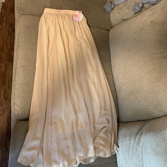 Cream chiffon skirt in perfect condition. Never worn - Picture 2 of 4